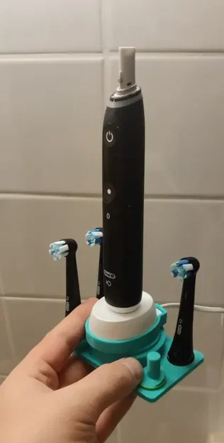 Giá đỡ sạc bàn chải Oral-B iO cho 4 đầu tăm, kèm adapter sạc có vòng màu - Image 1