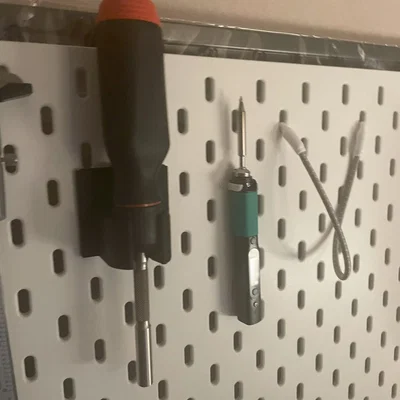 Kệ Giữ Pinecil Cho Bảng IKEA Skadis Có Lò Xo