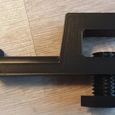 Simple parametrizable headphone holder