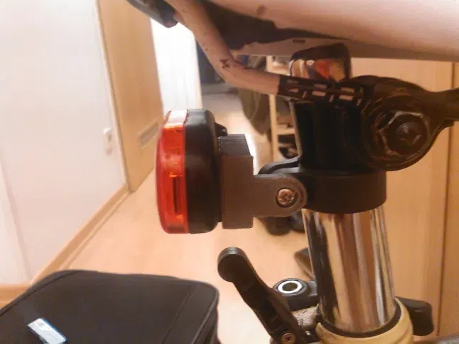 Bộ phận giữ đèn hậu xe đạp bị gãy - Image 1