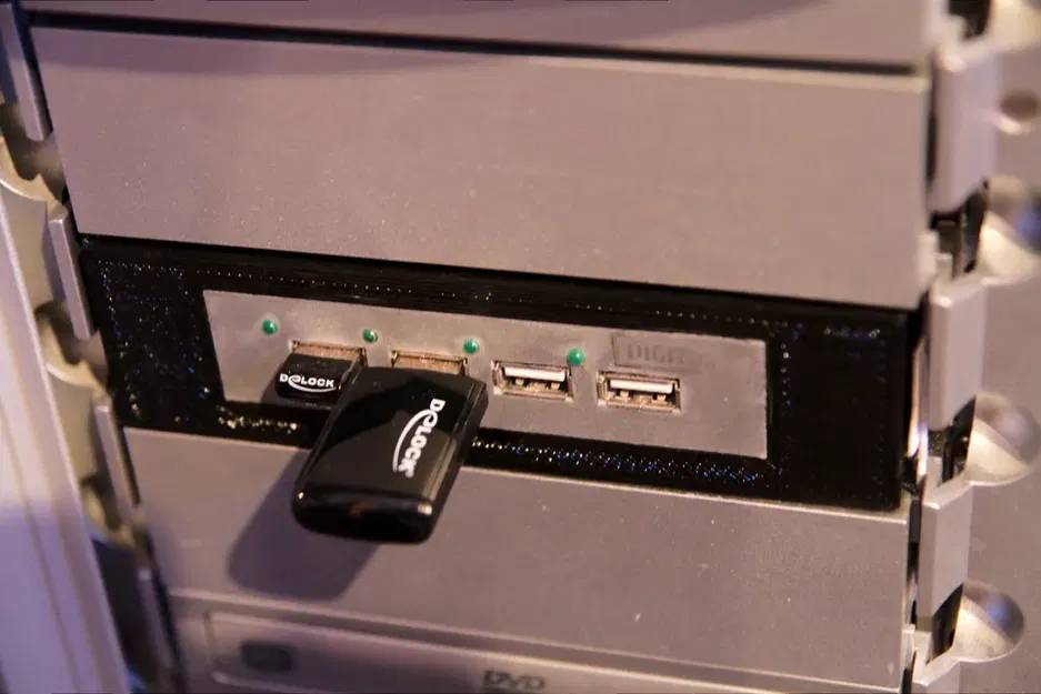 Floppy Drive 3.5 inch adpater for Thermaltake cases - Image 1