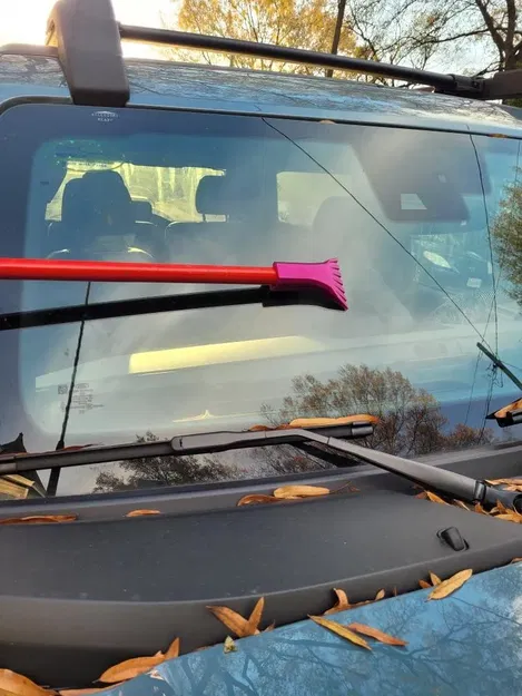 Broom handle Ice Scraper - Image 2