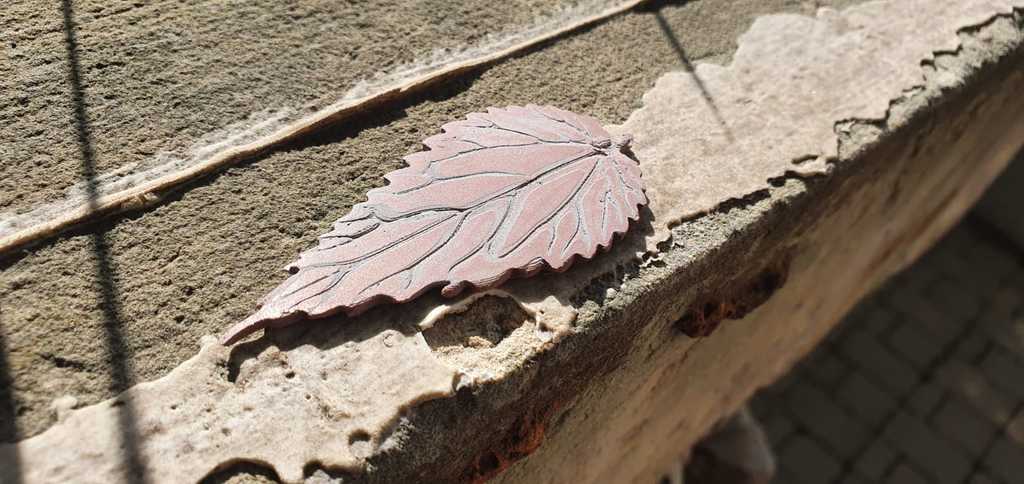 Mặt dây chuyền cây tầm ma / Brennesselanhänger - Image 1