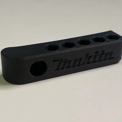 Kệ giữ mũi khoan từ Makita có logo (bên phải)