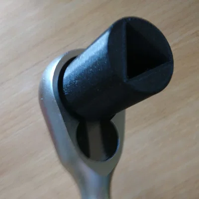 Dụng cụ mở cột đèn hình tam giác sang vuông