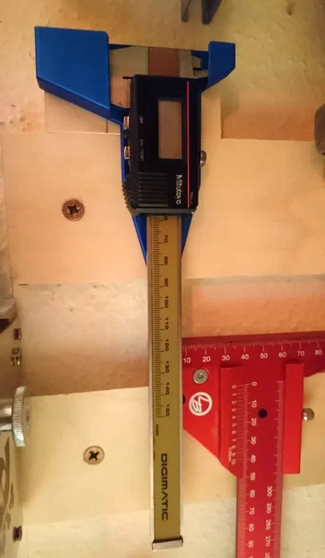 Kẹp giữ thước cặp, kiểu thanh treo tường/bắt vít - Image 1