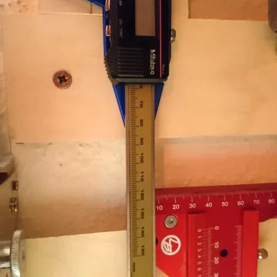 Kẹp giữ thước cặp, kiểu thanh treo tường/bắt vít