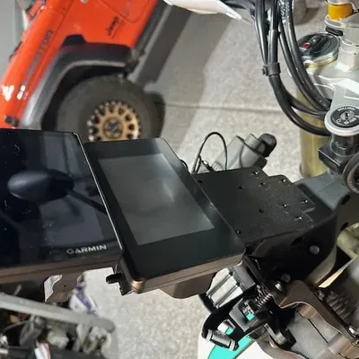 Giá đỡ GPS/Máy tính bảng/CarPlay C7/GoPro Kove 450 Rally có lỗ gắn RAM trên và dưới