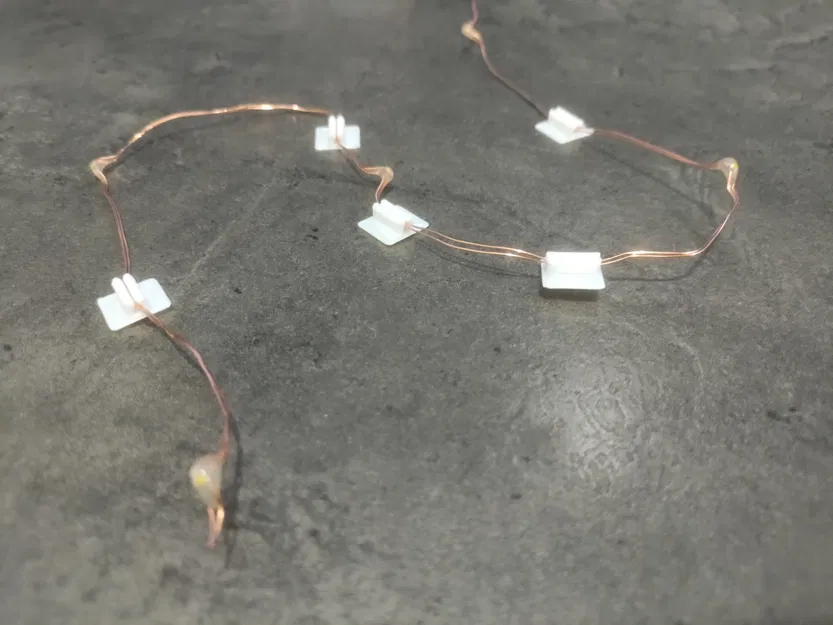 Kẹp Dây Đèn LED Cửa Sổ - Image 1