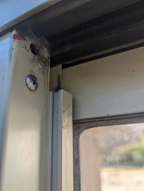 Nắp Che Khe Hở Cửa Kính Lùa - Image 2