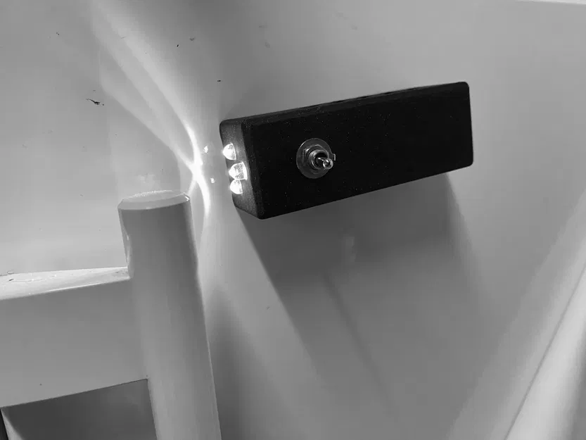 Đèn Pin Nam Châm 9V - Image 1