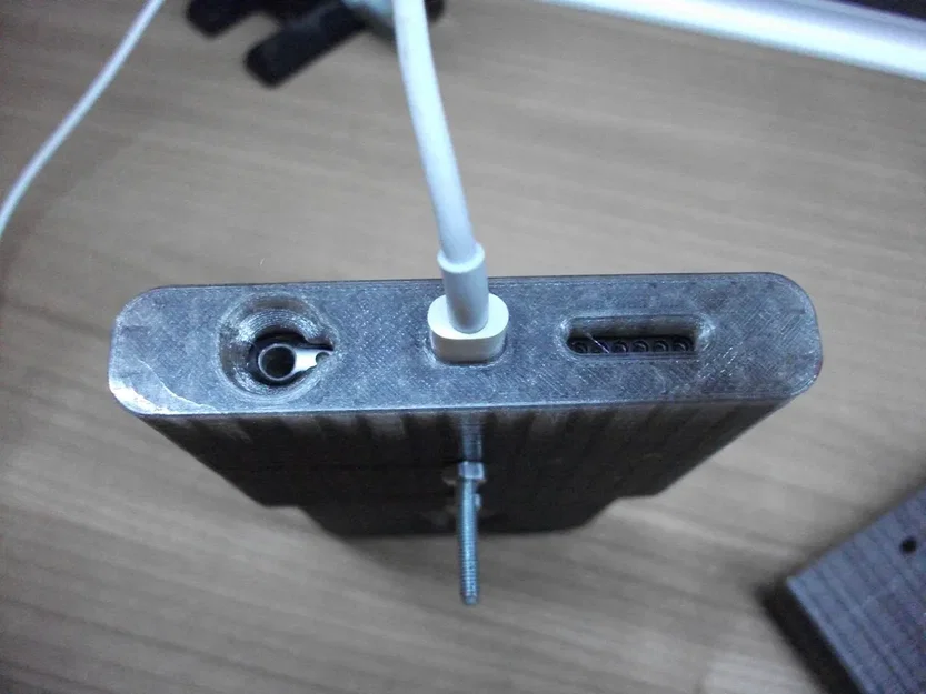 Giá đỡ ô tô cho iPhone 6 / 6S có hỗ trợ Lightning - Image 4
