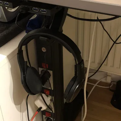 Unter-table headset holder