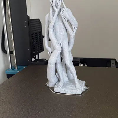 Michelangelo. Có chân đế hữu cơ.