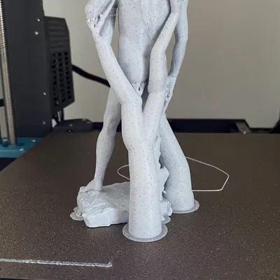 Michelangelo. Có chân đế hữu cơ.