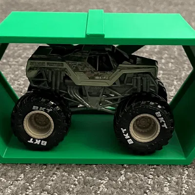 Kệ Trưng Bày Xe Monster Jam 1:64 Của Spin Master