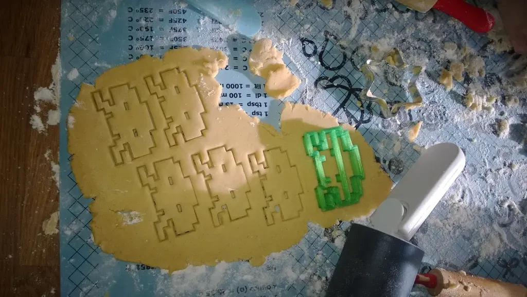 space invaders cookie cutter - Image 1