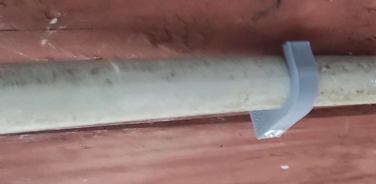 nail-in 17mm pipe clip - Image 1