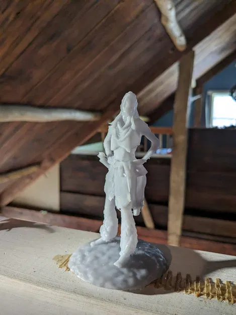 Mô hình Aloy đứng trên tảng đá - Image 1