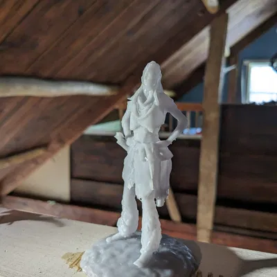 Mô hình Aloy đứng trên tảng đá