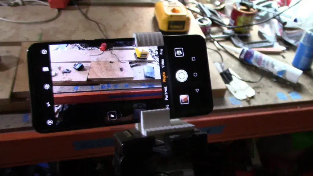 Giá đỡ điện thoại gắn tripod - Image 1