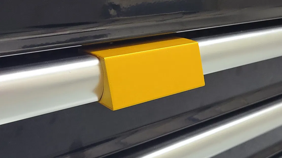 Giá Đỡ Nhãn Cho Hộp Đồ Nghề Husky - Nghiêng - Image 1