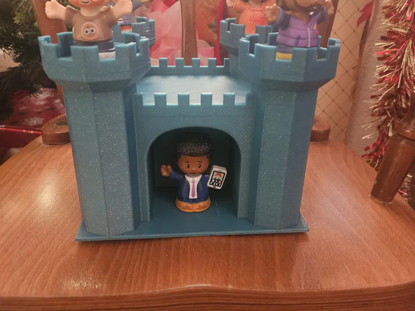 Large Little people castle - Image 1