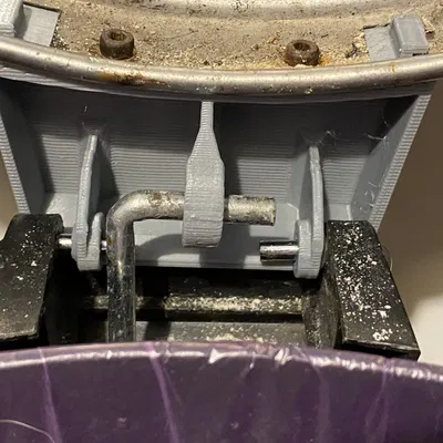 Trash bin spare opening mechanism