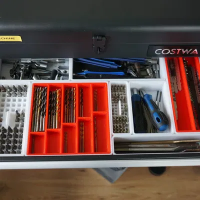 Tổ chức ngăn kéo với các khay đựng dụng cụ, mũi khoan, mũi khoét và cưa