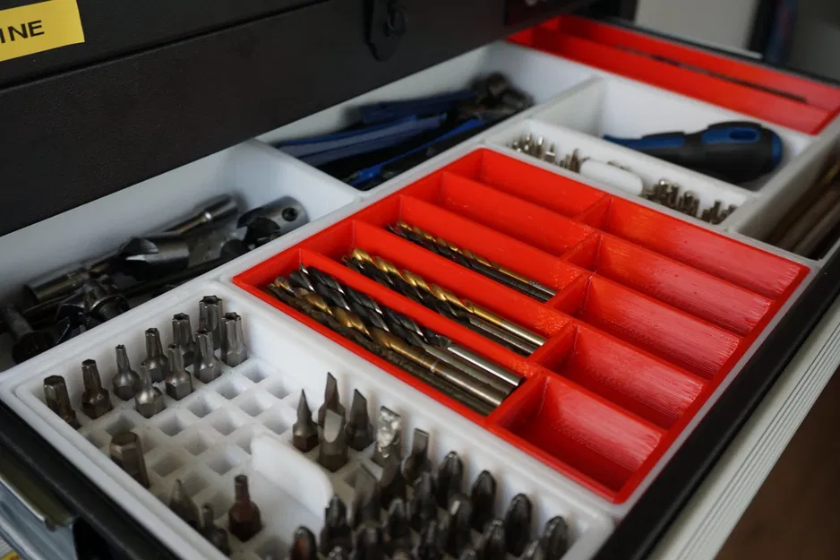 Tổ chức ngăn kéo với các khay đựng dụng cụ, mũi khoan, mũi khoét và cưa - Image 2