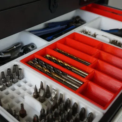 Tổ chức ngăn kéo với các khay đựng dụng cụ, mũi khoan, mũi khoét và cưa
