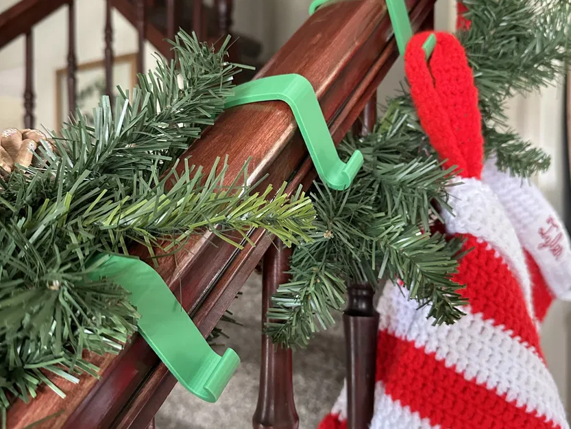 Móc Treo Vớ Gắn Tay Vịn Cầu Thang - Image 1