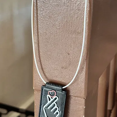 Mặt dây chuyền trái tim bằng ngón tay kiểu Kdrama