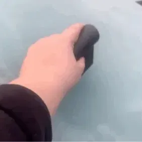 Double blade windscreen ice scraper