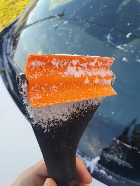 Lưỡi Cào Băng Fiskars - Image 2