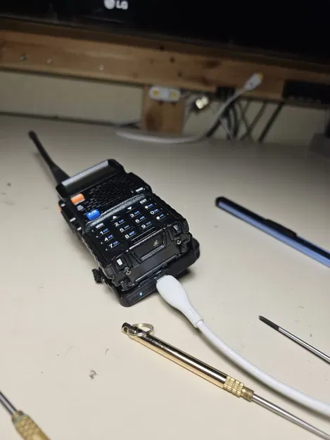 Vỏ Mạch Sạc Cho Pin Baofeng UV-5R - Image 1