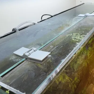 Bản lề nối giữa tấm mica và kính cho nắp hồ cá