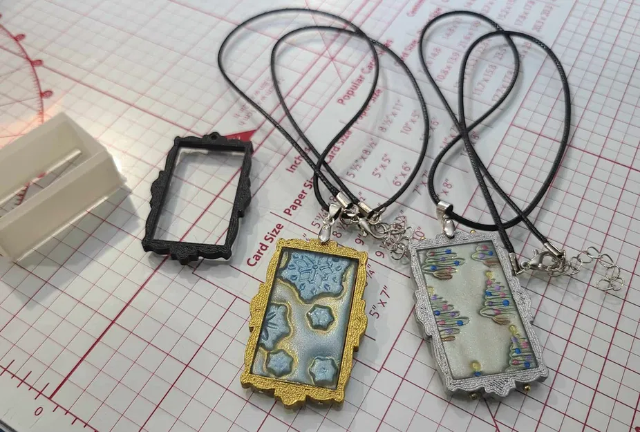 Mặt dây chuyền khung ảnh kèm dụng cụ cắt đất sét polymer - Image 1