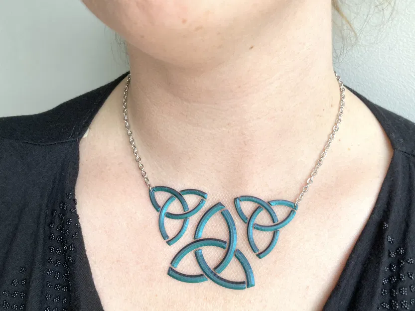 Dây Chuyền Lơ Lửng Hình Nút Thắt Celtic Ba Ngôi - Image 1