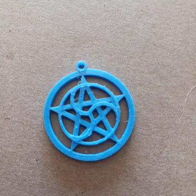 Mặt dây chuyền Pentagram với Triskele