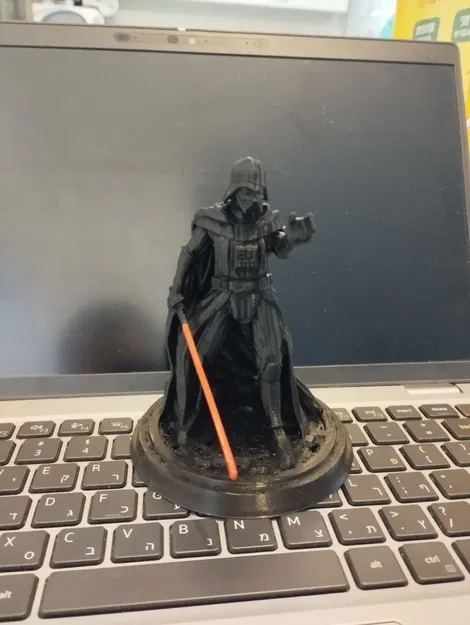 Darth Vader với thanh kiếm riêng biệt - Image 1