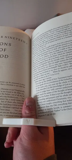 Giá Đỡ Trang Sách Khắc Chữ Cái - Image 1