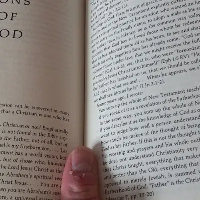 Giá Đỡ Trang Sách Khắc Chữ Cái