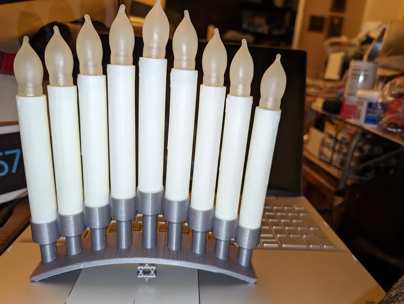 Menorah đơn giản cho Lễ Hanukkah - Image 1