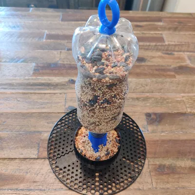 Khay Đựng Thức Ăn Cho Chim Từ Chai Soda PRUSAMENT