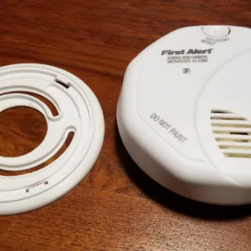 Giá đỡ máy dò khói và carbon monoxide First Alert