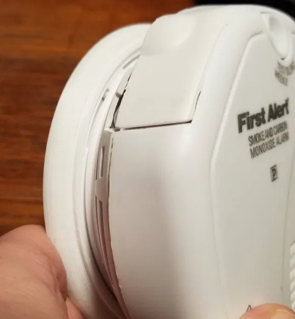 Giá đỡ máy dò khói và carbon monoxide First Alert - Image 2