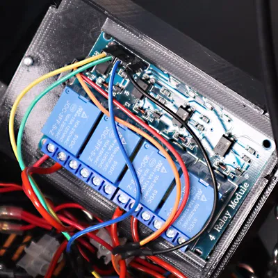 Hộp Prusa: Giá đỡ Rơ-le 4 chiều trong Nắp Bộ Chuyển đổi Buck Raspberry Pi