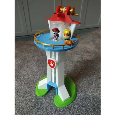 Tháp cho Đội Tuần Tra Cứu Hộ với Cún con