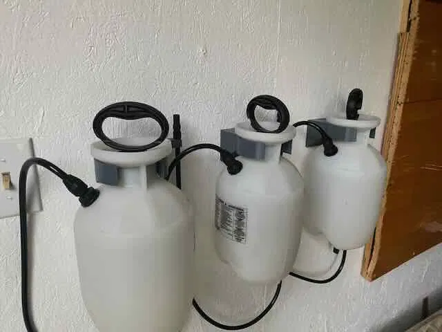 Giá đỡ bình xịt vườn - Image 2